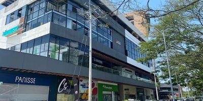 Espectacular consultorio 401 en uno de los puntos comerciales más importantes de la ciudad. Ubicado en cerritos. Ideal por el flujo vehicular constante al estar ubicado en vía nacional que comunica el valle del cauca con el eje cafetero. 37m2 y una vista inigualable.