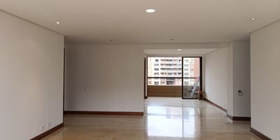 E2598 Apartamento en arriendo en unidad cerrada. Cerca a iglesias y con facil acceso a centro comercial. Piso en marmol y madera, puerta de seguridad, sala y comedor independiente, biblioteca, 3 alcobas con baño en cada una, tina, cocina integral semiabierta tipo americano, alcoba y baño de servicio, balcon y parqueaderos cubiertos. Piscina, gimnasio, salon social, sauna, parques infantiles, placa polideportiva, zonas verdes, vigilancia 24 horas, citofonia y circuito cerrado de tv. *Inmuebles sujetos a verificación de disponibilidad.*