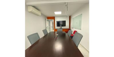 ¡Oportunidad única en el vibrante Barrio La Flora! Este impresionante edificio comercial en venta ofrece 484 metros cuadrados de espacio versátil y funcional. Con capacidad para 9 oficinas, 6 baños, una bodega y un área dedicada a las redes, este edificio es ideal para empresas en crecimiento. Además, cuenta con una amplia terraza bajo techo con cocina, perfecta para eventos corporativos. Con un garaje para 3 a 4 vehículos y la posibilidad de estacionar en el antejardín para clientes, ofrece comodidad y accesibilidad.

Estratégicamente ubicado en las transitadas avenidas 5 norte y calle 44 norte, garantiza una excelente visibilidad y acceso a una variedad de servicios, como restaurantes y farmacias. ¡No pierda la oportunidad de adquirir este destacado espacio comercial en una ubicación privilegiada!

SC
