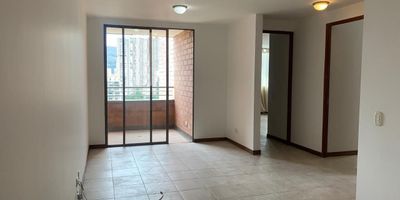 6EF10 Apartamento en arriendo en unidad cerrada sector los parra, cerca a múltiples servicios complementarios en hoteles, vias principales, restaurantes, rutas de transporte publico. Piso en baldosa, sala comedor, 2 alcobas con baño en la principal, cocina integral cerrada tipo americano, balcon y parqueadero independientes cubiertos. Edificio con ascensor, parque infantil, salón social con amplia terraza social, zonas verdes, vigilancia 24 horas, citofonia y circuito cerrado de tv. *Inmuebles sujetos a verificación de disponibilidad.*