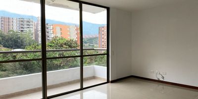 F7393 Apartamento en arriendo en unidad cerrada cerca a colegios, centros comerciales. Rutas de transporte publico, entorno de poco flujo vehicular. Piso en madera, sala comedor, 2 alcobas con baño en la principal, cocina integral abierta tipo americano, balcon y parqueaderos. Piscina, gym, salon social, parque infantil, zonas verdes, vigilancia 24 horas, citofonia y circuito cerrado de tv. *Inmuebles sujetos a verificación de disponibilidad.*
