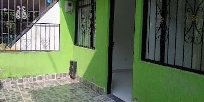 Amplia casa en venta en Ibagué, Tolima, ubicada en el sector del Topacio. Esta propiedad ofrece 142 m² construidos, distribuidos en 3 habitaciones y 2 baños, ideal para la comodidad familiar. Con una antigüedad de solo 1 año, la casa dispone de 2 parqueaderos y se encuentra en Estrato 1. El precio de venta es de $190.000.000. Una excelente oportunidad de compra en el barrio Topacio de Ibagué. Para más información o para programar una visita, le invitamos a usar nuestras opciones de whatsapp, quiero que me contacten o ver teléfonos.