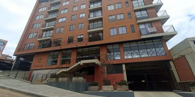 vendo un hermoso apartamento de 73.74 mts, ubicado en el segundo piso de un edificio con ascensor, en el Conjunto Residencial de La Calera, cerca del centro comercial Calera Hills. El apartamento es exterior y muy iluminado, con una excelente vista a las montañas, y cuenta con sala comedor con balcón exterior, cocina integral amplia y abierta con mesón de mármol y barra americana, zona de lavandería independiente, calentador a gas, hall de alcobas, tres habitaciones con clóset , la habitación principal con baño privado y pisos laminados con acabados de alta calidad. Además, el conjunto residencial ofrece comodidades como teatro, zona de BBQ, vigilancia 24, 7, y espacios verdes para mascotas, destacando el balcón con una vista de 360 a los cerros de La Calera. En los alrededores se encuentran centros comerciales y tiendas como D1 y OXXO. 