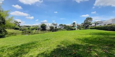 Lote listo para que pueda construir la casa campestre de sus sueños, lo bordea un lago, haciendo de este lugar un paraíso, ubicado en el sector de cerritos y de mayor valorización. Cuenta con una zona social que ofrece el Condominio, senderos para caminar o de hacer ejercicio. En los alrededores del sector encontrará supermercado, colegios, malls de comida, parques, centros comerciales. Vigilancia las 24 horas. Entra en contacto con nuestro Ejecutivos Comerciales.  AGENTE MARCELA BOJACA 