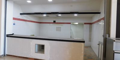 Venta de Local Comercial en Barranquilla, Atlántico. Este inmueble, listo para estrenar, se sitúa en el barrio CORDIALIDAD, dentro del Centro Comercial Nuestro Atlántico. Con un área construida de 38.38 m² y un parqueadero incluido, es ideal para negocios del sector de comidas. Precio: $570,000,000. Una oportunidad atractiva para establecer su empresa en Barranquilla. Para conocer más detalles o coordinar una visita, puede contactarnos vía WhatsApp o ver los números de teléfono disponibles.