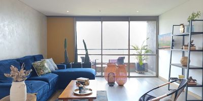 CA5C6 Apartaestudio amoblada en arriendo en unidad cerrada cerca a supermercados, restaurantes, universidades y colegios, centros comerciales, sector tranquilo, cercano a una gran variedad de servicios complementarios. Piso en madera, puerta de seguridad, sala y comedor independiente, estudio, 1 alcoba con baño privado, baño social, cocina integral abierta tipo americano, balcon y parqueadero independiente cubierto . Edificio con ascensor, piscina, gym, salon comunal, turco, sauna, parques infantiles, zonas verdes, vigilancia 24 hrs, citofonia, circuito cerrado de tv. *Inmuebles sujetos a verificación de disponibilidad.*