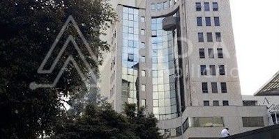 Oficina en Arriendo en la zona céntrica de la ciudad de Manizáles sector el cable sobre la Avenida Santander. Ubicada estratégicamente cerca de centro comercial El Cable, clínicas, supermercados, universidades, variedad de restaurantes, la DIAN, estadio Palogrande, hotel Varuna y bancos; Zona comercial con buen transporte.
Oficina ubicada en el octavo piso de edificio empresarial con un área 56,7 mt2, 1 baño, Sala de juntas/alterna; Área común por piso: Baños y cocineta

El precio del arrendamiento incluye administración e IVA.