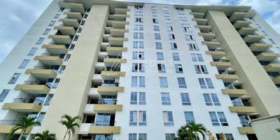 Apartaestudio ubicado cerca de Galicia Mall Plaza, Parque Consotá, Ukumarí, zona de restaurantes y supermercados, colegios y hoteles. Cuenta con cómodas vías de acceso pavimentadas, transporte público y servicio de alimentadores del sistema integrado Megabus.

Cuenta con un área de 36m², ubicado en piso 7, habitación principal con closet y baño privado (con división en vidrio templado, espejo y mueble inferior), sala comedor con balcón; cocina integral con gas natural, zona de ropas con puerta plegable y calentador.
Piso en madera laminada y black out en habitación principal..

Cuenta con parqueadero en sótano. El edificio tiene dos ascensores; zona social con gimnasio, sauna, turco, piscina para adultos y niños, zona de yoga, sanitario canino, sendero ecológico; parqueadero para visitantes, circuito cerrado de TV, vigilancia y portería 24/7.