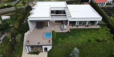 Casa campestre en conjunto cerrado, cómodo y seguro, sector Pavas. Cuenta con alarma, circuito cerrado de televisión y portería 24/7. Entorno tranquilo, natural y apacible, con gran oferta comercial, educativa, de servicios y transporte público.  En el área de influencia podrás encontrar centros comerciales, colegios bilingües, supermercados, restaurantes, iglesias, clubes sociales y deportivos, parques temáticos y aeropuertos, entre otros. 

El predio cuenta con un área 2.052 m² y dentro de este se encuentra una casa de 430 m² con vista al lago. El inmueble consta de un nivel distribuido en sala comedor; cocina integral con isla central; patio de ropas; baño social; closet de linos; estudio; cuatro habitaciones con vestier y baño, la principal con tina.
En el exterior se encuentra una terraza cubierta parcialmente con un deck, jacuzzi, star y cocina auxiliar; depósito; parqueadero descubierto para 8 vehículos, jardines y huerta. En el subnivel encontramos una habitación auxiliar con baño y vestier, que actualmente se usa como gimnasio.