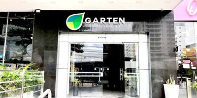 Este inmueble consta de 88,55 m2, cuenta con una altura doble,1 baño interno, un punto de agua, instalaciones tanto eléctricas como de Aire acondicionado, acabados en muros y piso, acceso a una gran terraza principal y se encuentra en el primer piso del Centro Comercial con vista a Calle 93.
Esta es la oportunidad de tener tu local en un Centro Comercial en la Ciudad de Barranquilla, con excelentes instalaciones para que tus clientes se sientan cómodos, como:
° Ascensor, 
° parqueaderos, 
° baños comunes, 
° terraza en el acceso principal, 
° zonas verdes,
° planta eléctrica,
° camaras de vigilancia 24h
 El Centro Comercial Garten 93 cuenta con una excelente ubicacion en la Calle 93 #43-135 diagonal a la discoteca Frogg, es una muy buena zona comercial y residencial, el centro comercial ya cuenta con 5 marcas aliadas ademas de tener muchos restaurantes, supermercados, farmacias, centros de negocio, bancos y universidades cercanas y vias de alto trafico en el Norte de la ciudad.