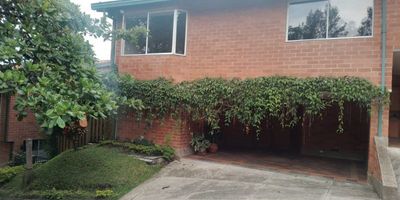 Casa en venta de 242mts2 con amplios espacios, silencio e iluminada, ubicada en Envigado, sector El Chocho. Primer nivel: sala, comedor, baño social, cocina, zona de ropas, habitación del servicio con baño, terraza, cuarto útil. Segundo nivel: 3 habitaciones con baño y vestier, sala para tv ó biblioteca, 2 closet de linos. Unidad con zonas verdes, juegos infantiles. Ubicación cerca de vías principales y fácil acceso a zonas comerciales.