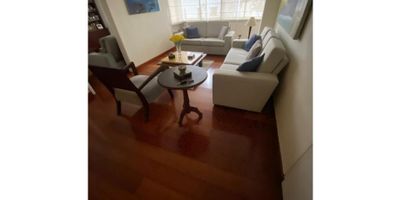 Te presentamos una excelente oportunidad en el mercado inmobiliario de Pereira, la hermosa ciudad de Risaralda. Se trata de un apartamento ubicado en una zona privilegiada de la ciudad, con acceso a diversas vías principales y servicios cercanos. Con una amplia área total de 151 M2, esta propiedad ofrece un amplio espacio para tu comodidad y el de tu familia.

El apartamento cuenta con 151 M2 de área construida y privada, distribuidos estratégicamente en 3 alcobas, perfectas para acomodar a tus seres queridos de manera cómoda y privada. Además, dispone de 2 baños completos, uno de ellos en la habitación principal, ofreciéndote la privacidad y comodidad que tanto deseas.

Este hermoso apartamento cuenta con todas las comodidades que necesitas para una vida tranquila y confortable. Dispone de agua y un baño auxiliar para tus invitados. También cuenta con un calentador, ideal para esos días en los que necesitas una ducha caliente y relajante. Además, podrás disfrutar de un hermoso piso de madera, que le da un toque elegante y cálido a cada uno de sus espacios.

Pero eso no es todo, este apartamento también te ofrece una agradable área social, donde podrás reunirte con amigos y familiares para momentos especiales. Y lo mejor de todo, cuenta con un garaje para tu vehículo, brindándote la seguridad y comodidad que necesitas.

No pierdas esta gran oportunidad de adquirir una propiedad en una de las mejores zonas de Pereira, con todas las comodidades que buscas. ¡Contáctanos ahora y haz de este apartamento tu nuevo hogar!
