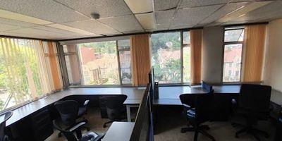 Excelente oficina amoblada con un aera de 550 mt2, 118 puestos de trabajo, cableado estructurado categoria 5E, sala computo rac, aide acondicionado en sala de computo, piso cuarto con ascensor, comodas vias de acceso sobre la cra 7, canon de arendamiento de $16.000.000   administracion $4.341.000