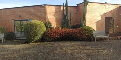 Casa en venta ubicada en Llanogrande, sector La Convención, a 5 minutos del aeropuerto. Cuenta con un terreno de 11000 mtrs2, con permiso para construir 2 viviendas más. La casa actual cuenta con 130mts2, 3 habitaciones con baño, cocina, 1 baño social, sala, comedor, casa de mayordomo, arboles frutales, amplios espacios en su extensión para construir.