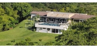 Te presentamos esta hermosa finca ubicada en Titiribí, Antioquia, una zona llena de tranquilidad y paisajes naturales que te harán sentir en armonía con la naturaleza. Con un área total de 10.000 metros cuadrados, esta finca es la oportunidad perfecta para aquellos que buscan alejarse del ajetreo de la ciudad y disfrutar de la calma del campo. Además, posee un área construida de 990 metros cuadrados y una amplia área privada de 10.000 metros cuadrados.

Con 7 baños y 6 garajes, esta finca es perfecta para recibir a tus invitados en cualquier momento y cómodamente. Además, cuenta con características internas que te sorprenderán, como la posibilidad de tener mascotas y un suministro de agua garantizado. Su amplio balcón te permitirá disfrutar de las hermosas vistas y el aire fresco de la montaña, mientras que su baño auxiliar y baño en habitación principal brindan mayor comodidad y privacidad.

Una de las principales atracciones de esta finca es su moderna cocina integral con barra estilo americano, perfecta para compartir con familiares y amigos mientras preparas una deliciosa comida. También cuenta con clósets para almacenar tus pertenencias de manera organizada y un diseño interior elegante y acogedor que te hará sentir como en casa.

En cuanto a sus características externas, esta finca está ubicada en un acceso pavimentado, lo que facilita su llegada y salida. Además, podrás disfrutar de los frutos de árboles frutales que se encuentran en la propiedad y de áreas sociales para reuniones en familia o amigos. Si eres amante de la naturaleza, podrás explorar los atractivos turísticos cercanos como bosques nativos y realizar una deliciosa parrillada en la barbacoa ubicada en la zona de camping.

Para mayor seguridad, la finca cuenta con un circuito cerrado de TV, garita de entrada y portería/recepción. También podrás relajarte en el amplio jardín, disfrutar de la vista a la montaña, y recibir visitas sin preocupaciones gracias al par