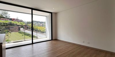 89529 Apartaestudio en arriendo en unidad cerrada en sector tranquilo, campestre y poco flujo vehicular. Piso en madera, sala y comedor independiente, 1 alcoba con baño privado, baño social, cocina integral abierta, balcon y parqueaderos lineales cubiertos . Conjunto cerrado con ascensor, piscina, gimnasio, jacuzzi, salon social, parques infantiles, zonas sociales, salon de juegos, zona de mascotas, coworking, vigilancia 24 hrs, y circuito cerrado de tv *Inmuebles sujetos a verificación de disponibilidad.*