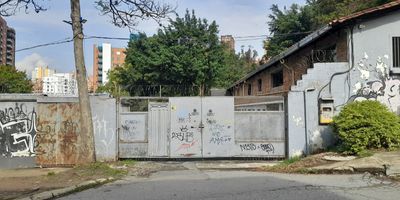 Estrategica bodega compuesta por lote y area construida ideal para manejo de maquinaria y equipo, parqueadero o empresas contratistas de obras publicas y telecomunicaciones. Ubicado a 100 metros de la futura linea del Metro de La 80 con masiva oferta de transporte publico. Llamanos para mas informacion!