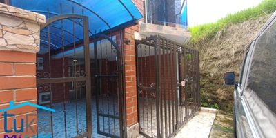 Casa grande de 2 niveles, amplia con doble garaje y balcón. en buen sector de la estrella. cerca a avenida principal séptima. casa con 3 baños amplios y cuatro alcobas, muy bonita.** La propiedad está en venta por lo que pueden haber visitas de posibles interesados durante el contrato. El contrato se realiza a seis meses. 
??: ) ¿Tienes alguna inquietud? Comunícate al 314 278 3821.