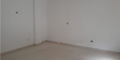 Te presentamos este increíble local para la venta ubicado en la hermosa ciudad de La Ceja, Antioquia. Con una excelente ubicación, este inmueble cuenta con un área construida de 20 M2 aproximada, perfecto para iniciar o expandir tu negocio.

En su interior, podrás encontrar un práctico baño, lo que lo hace ideal para cualquier tipo de actividad comercial. Además, cuenta con servicios básicos como agua, baño auxiliar y electricidad, garantizando la comodidad y funcionalidad necesarias para tu emprendimiento.

Su ubicación es privilegiada, ya que se encuentra en una zona de fácil acceso pavimentado y cercana a la zona urbana. Además, podrás encontrar parques cercanos y una gran variedad de opciones de transporte público cercano, lo que facilitará el acceso tanto para tus clientes como para ti.

No solo eso, también se encuentra sobre una vía principal, brindándote visibilidad y una excelente exposición para tu negocio. Además, su cercanía a una zona comercial y residencial, te garantizará un flujo constante de personas y un potencial crecimiento en tus ventas.

En resumen, este local en La Ceja cuenta con todo lo necesario para que puedas llevar a cabo tu proyecto comercial con éxito. ¡No pierdas la oportunidad de adquirirlo y hacer realidad tus sueños empresariales! Contáctanos para más información y agenda una visita hoy mismo.
