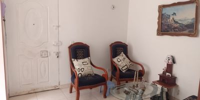 Se vende hermoso apartamento ubicado en el conjunto residencial Eucalipto Ciudad Verde Municipio de Soacha piso segundo consta de tres alcobas un baño con división en vidrio calentador a gas sala  comedor cocina semi integral y zona de lavandería tiene cuarenta mts de terreno y área privada de treinta y seis mts cuota de administracion al día precio de venta $140.000.000 El conjunto cuenta con las siguientes zonas salones sociales  parqueaderos comunales bicicleteros shut de basuras portería CCTV vigilancia privada administración zonas verdes y zona infantil, Dirección es Carrera 32 13 131Apartamento 201. 