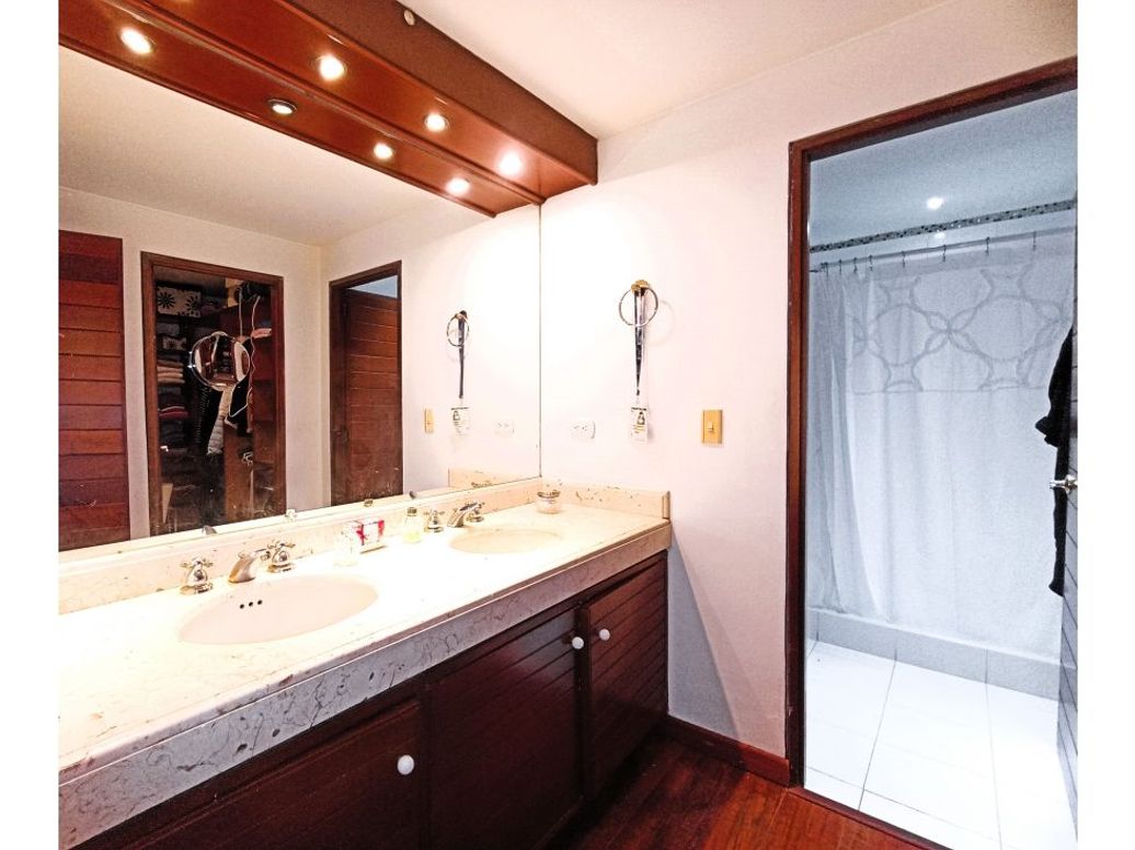 Apartamento de 3 alcobas en venta en Los Rosales, Bogotá, 194 m² · foto 10 de 20