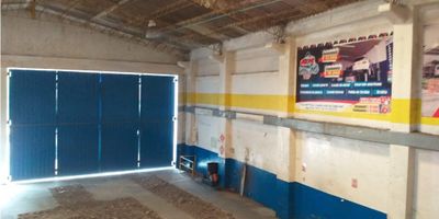 Bodega con area de lote 306 m2  area libre 216 m2  90 m2  area de oficina, a doble altura, baterias de baños hombre-mujer   pisos en cemento, entrada para tractocamión, 100 m2 bahia de parqueo para 8 vehiculos.
