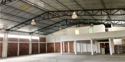 Bodega con un area de 640 m2 construida, area libre 560 m2, mezanine 80 m2, 3 baños, cocineta, a doble altura, pisos en concreto reforzado, con deposito de agua, luz trifasica, actualmente esta rentando 7millones, valor en venta negociable 
