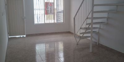 Te invito a conocer esta hermosa casa, con una amplia verja totalmente techada y privada, ideal como área de descanso.
En el primer piso encontrarás una espaciosa sala-comedor, cocina tradicional, un baño auxiliar y patio.
Las escaleras de acceso al segundo piso te llevarán a tres amplias habitaciones y un baño principal al final del pasillo.

✨ Importante: la casa cuenta con acceso peatonal.
