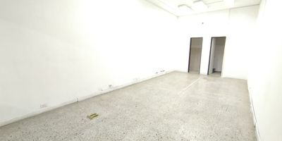 Tenemos el local ideal para que empieces a hacer realidad tus suenos, este local se encuentra ubicado en este excelente sector 
cuenta con mucho flujo de personas ideal para ropa o cualquier tipo de negocio. no te pierdas la oportunidad de conocerlo y contacta a uno de nuestros asesores.