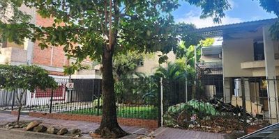 SEVILLA CARRERA 5A No. 21-80, Area 364 M2, Casa enrejada de dos pisos, el primer piso consta de garaje para dos vehiculos, antejardín, sala, comedor, cocina, alcoba de servicio con baño, patio interior,  baño social, zona de lavandería, el segundo piso consta de tres habitaciones con closet, habitación principal con baño privado y balcón, baño auxiliar. Estrato 4