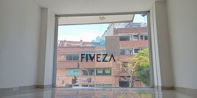 Local en arriendo en Envigado, Antioquia, en el reconocido barrio El Dorado. Este amplio espacio comercial de 40 m² se encuentra en un primer nivel y dispone de un baño, ideal para su negocio. Su excelente ubicación en CR 43 A 45 SUR 34 LC ofrece gran visibilidad y fácil acceso. El canon de arriendo es de $3.880.000. Para más detalles o para coordinar una visita, contáctenos vía WhatsApp o consulte nuestros números de teléfono.