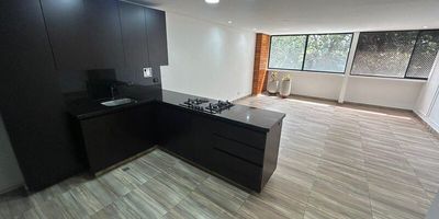 Codigo 24092. ? Apartamento en arriendo ubicado en Envigado sector Loma De Las Brujas ? Características del Inmueble:• 2 Habitaciones (principal con vestier y baño privado)• 3 Baños• Biblioteca o estudio• Cocina abierta integral• Mesón en quarztone• Zona de ropas• Terraza• Parqueadero sencillo• Cuarto útil• Red de gas y servicios públicos? Descripción:Ubicado en la exclusiva Loma de las Brujas, este apartamento combina elegancia, funcionalidad y excelente ubicación.Con una amplia terraza perfecta para disfrutar al aire libre, cuenta con 2 habitaciones con pisos en porcelanato, la principal con vestier y baño privado con acabados modernos en vidrio templado.Además, dispone de 3 baños completos, un espacio de estudio o biblioteca, zona de ropas independiente y una cocina abierta con mesón en quarztone que se integra de forma armónica con la zona social.Ideal para quienes valoran el confort, la buena distribución y una excelente calidad de vida.? Entorno y Ubicación:A pocos minutos de City Plaza, el Hospital Manuel Uribe Ángel, supermercados y restaurantes. Zona residencial tranquila, segura y con excelentes vías de acceso.? Zonas Comunes:• Portería 24/7• Parque infantil• Cancha múltiple• Gimnasio• Salón social• Zona BBQ• Piscina para adultos y niños• Turco• Zonas verdes• Zona de mascotas• Parqueadero de visitantes? Nota:• Área total: 145 m² (74 m² construidos + terraza)• Canon mensual: $4.800.000• 2 ascensores por torre