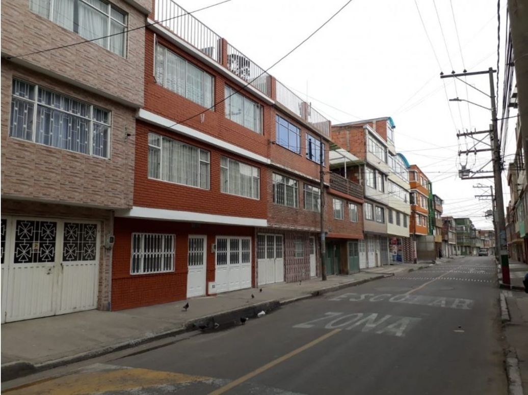 Casa de 6 alcobas en venta en Roma, Bogotá, 240 m² · foto 2 de 20