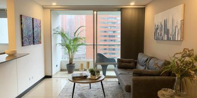 PR22021 Apartaestudio amoblado en arriendo en unidad cerrada cerca a centros comerciales y gran variedad de servicios complementarios. con facil acceso desde vias principales, sector tranquilo, de poco flujo vehicular. Piso en marmol, sala comedor, 1 alcoba con baño privado, baño social, cocina integral abierta tipo americano, balcon y parqueaderos lineales cubiertos. Unidad con piscina, salon social, sauna, parque infantil, zonas verdes, vigilancia 24 horas, citofonia y circuito cerrado de tv. *Inmuebles sujetos a verificación de disponibilidad.*