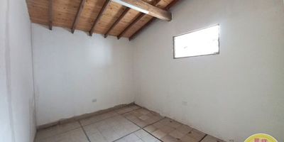 Código: 8558. 2° Piso en edificación de 2 pisos. Acceso al inmueble: Directo a la vía y escalas.  5 Alcobas con puertas. Propiedad con parqueadero. Sin IVA, propietario no responsable de recaudar IVA para el 2024.