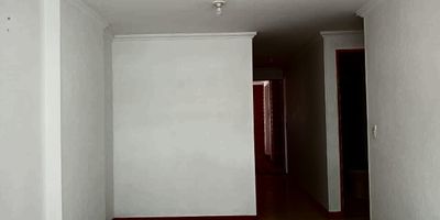 Apartamento exterior en arriendo y venta cerca a vias principales, restaurantes, rutas de transporte publico, supermercados, universidades y servicios complementarios. Piso en ceramica, sala comedor, 2 alcobas con baño en la principal, cocina integral cerrada, balcon y parqueadero cubierto Edificio con ascensor, salon social, turco, parques infantiles, vigilancia 24 hrs, citofonia y circuito cerrado de tv. *Inmuebles sujetos a verificación de disponibilidad.*