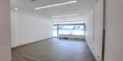 Codigo 24125. Oficina en arriendo ubicada en Sabaneta sector MayorcaEl centro comercial Mayorca, surgió como una respuesta a la necesidad que tenían los habitantes del sur de una oferta comercial en el sector, puesto que para esa época los centros comerciales estaban ubicados en el centro de Medellín. Con esta proyección se convertiría en el único centro comercial situado en la zona sur del área metropolitana con espacios comerciales y de entretenimiento, además de contar con un ingreso directo a la Estación Itagüí del Metro de Medellín.Oficina en torre medica, con una altura de 2.50 metros, buenos acabados, distribución, ventilación e iluminaciones, alta mixtura y en sector de fácil acceso a transporte público.Cuenta con: Puerta vidriera, Citófono, Aire acondicionado, Baño oficina, Tipo de energía: Monofasica, Capacidad eléctrica: 110-220 y con pisos de madera.