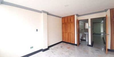 Ubicado en el Centro de la Ciudad, un lugar donde no es de alto flujo vehicular, el Edificio es de 4 pisos, este apartamento se encuentra en un tercer 3 piso y su estrato es 3, su ingreso es por escaleras, no tiene parqueadero acceso a transporte público, restaurantes, clínicas, supermercados, parques. Se entrega remodelado, excelente inversión. Contáctanos para prestarte asesoría. AGENTE MARCELA BOJACA 