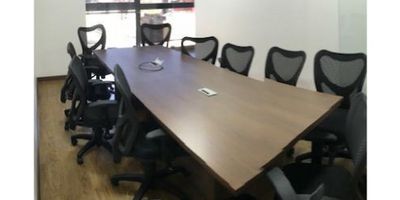 Distribución mobiliario.

Primer piso: Entrada principal con 4 módulos tipo recepción, 17 módulos de atención al usuario, 1 oficina privada con puesto gerencial, 3 baños sencillos y 1 baño para minusválidos y cuarto de lactancia Mezanine 5 oficinas administrativas con puestos en L, sala de espera infantil con terraza abierta, 15 puestos de trabajo lineales con superficie y silla, una sala amplia y cuarto de data center con instalaciones de rack, cableado, UPS, Patch panel y otros, zona de archivo rodante y 3 baños sencillos.

Segundo piso: Sala de juntas para 10 puestos, 14 puestos en L, 1 oficina administrativa con puesto en L y sala auxiliar, zona con archivo rodante, 2 baños sencillos, punto de cafetería, y 11 módulos de atención.

Tercer piso: 15 oficinas cerradas con puestos en L, 16 puestos de trabajo en L, 2 baños sencillos, punto de cafetería, y zona de archivador rodante.

Cuarto piso: Sala de juntas para 10 puestos, 4 oficinas administrativas con puestos en L, 31 puestos de trabajo, 2 baños sencillos y punto de cafetería.

Quinto piso: 2 oficinas administrativas con puestos en L, cuarto de data center con
instalaciones de rack, cableado, UPS, Patch panel y otros, cuarto de archivo con un archivador rodante y 40 puestos de trabajo en L.

Sexto piso: Sala de juntas para 8 puestos, 5 oficinas administrativas con puestos en L, 25 puestos de trabajo en L, 2 baños sencillos y punto de cafetería.

Séptimo piso: Sala de juntas para 8 puestos de trabajo, otra sala de juntas para 10 personas, 2 oficinas gerenciales con superficies auxiliares, cada una con baño privado, 2 baños adicionales, 1 oficina privada con superficies auxiliares, 18 puestos en L y un puesto de recepción de gerencia con sala de espera con sofás y sillas.

Octavo piso: Terraza tipo comedor con 2 baños, 1 cuarto de lactancia, 1 almacén de insumos, zona de cocina con mesones y lavaplatos, espacio totalmente abierto para puestos de caf