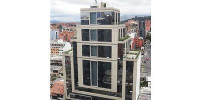 *SE VENDE RENTANDO* Consultorio u oficina en venta en Santa Bárbara Oriental Usaquén  Ubicado en zona norte de Bogotá,tercer piso, vista panorámica, iluminación natural, pisos en porcelanato, tiene un baño interior, dos parqueadero . Edificio moderno ubicado en Usaquén, a 5 minutos a pie de Hacienda Santa Barbara y de la Fundación Santa fe, con excelente transporte público y acceso por la 9na y la 7ma. Cuenta con dos ascensores, escalera presurizada contra incendios, recepción amplia, terraza comunal, cocineta comunal, dos salones de reuniones, planta eléctrica de suplencia total, cuarto de desechos biológicos, acceso para discapacitados, vigilancia 24 horas, 10 parqueaderos de visitantes. Actualmente adecuado como consultorio  pero con posibilidad de adecuarse a oficna  ya que el edificio está ocupado en un 80% con consultorios. Se vende para inversionista. codigo 7445070
