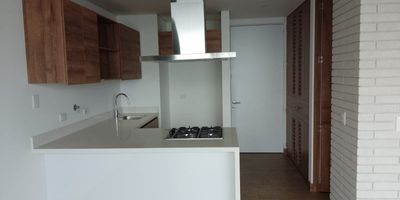 Apartaestudio en arriendo disponible en exclusivo sector del poblado , tiene un área de 49m2 , 2 baños , baño social y baño principal , balcón , cocina integral , zona de ropas. zonas comunes, como gimnasio , piscina, sauna, jacuzzi, turco , parqueadero sencillo y cuarto útil.