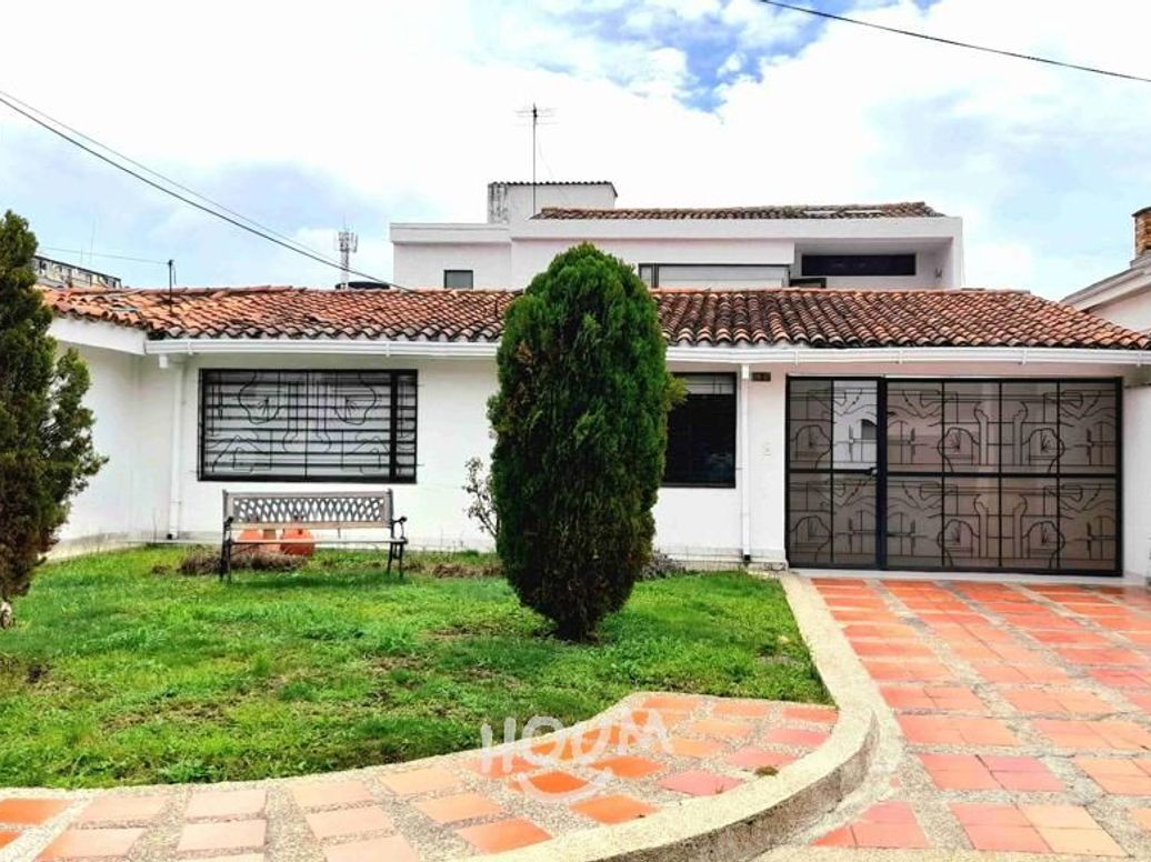 Casa de 3 alcobas en venta en San Miguel, Bogotá, 270 m² · foto 2 de 20