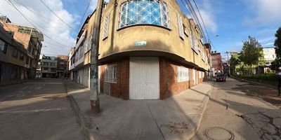 Nueva Ciudad Ltda., vende casa esquinera residencial de tres plantas con terraza, al suroccidente de la ciudad barrio Gran Britalia, Localidad de Kennedy, con   cuatro apartamentos dos por piso. En Piso 1., Tres alcobas, un baño, cocina, sala comedor, parqueadero. Piso 2 -  Cuatro alcobas, dos baños, dos cocina, Piso 3. Tres alcobas, dos baños, cocina, sala comedor., Terraza. Cerca de zona comercial, y a la AV. Carrera 80, y de fácil acceso al transporte público, dado que se ubica a pocas cuadras de la Carrera 80 y la Avenida Ciudad de Cali, cuenta con los servicios domiciliarios, como son, acueducto y alcantarillado y energía eléctrica, con sus contadores independientes por piso como el de la energía... Sin duda alguna una excelente inversión.