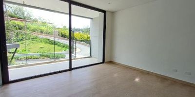 Hermoso apartaestudio  con 1 habitacion, baño privado y baño social, sala-comedor, zona de ropas, cocina integral americana, balcón con vista panorámica, parqueadero y cuarto útil, cuenta además con una excelente ubicación, la exclusividad del sector cerca al aeropuerto Jose Maria Cordoba, con cercanía a la salida del túnel de oriente, a el restaurante capitulo y la mal sentada que a su vez están cerca a la vía que conduce hacia santa helena, para mayor información, contáctanos !