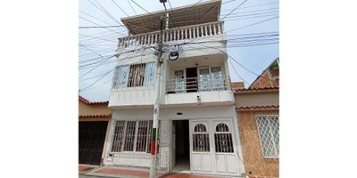 Gran casa de 3 pisos, cuenta con garaje interno, sala comedor, 7 alcobas y 5 baños, balcón en alcoba principal, terraza .
