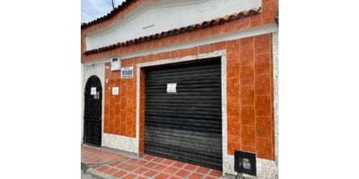 SE VENDE CASA CON LAS SIGUIENTES CARACTERISTICAS:

Local comercial, corredor largo para sala y comedor, 4 alcobas ,alcoba principal con baño y closet, cocina integral con barra estilo americano, baño social, segundo piso interno, con zona de oficios y habitación principal con baño. 

Ubicado sobre vía principal, zona comercial, a una cuadra de la avenida 19

Medidas 6mt de frente y 24mt fondo.

M E

CONEXION
