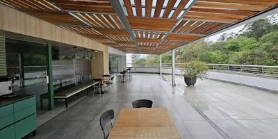 Una oficina ideal, con ubicación estratégica, cerca al metro, y las palmas lo que te brinda excelente trasporte publico, cerca a centros comerciales, para brindar mayor oferta para tus empleados y clientes, cuenta con 334mt2 distribuidos en 214 internos y 120m2 de terraza en su mayoría techados, una terraza con entorno arborizado que te brindara un espacio ideal . cuenta con recepción, cocineta, 7 baños, y parqueadero para 12 carros. Código Abad Faciolince APA975. Asesor Carlos Echeverry 3136747493.