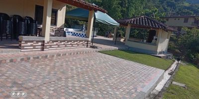 Ubicada a solo una hora  de Medellín sobre la vía del Nus, antes de llegar al corregimiento de Botero, Tendrá excelentes vistas panorámicas, tranquilidad y fácil acceso desde la carretera principal.