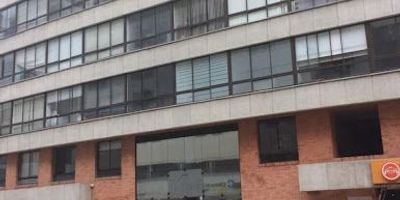 Consultorio ideal para IPS, pisos y paredes con especificaciones según el ministerio de salud, cuenta con vigilancia las veinticuatro horas.