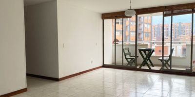 Apartamento en arriendo en unidad cerrada con fácil acceso desde la principal, y gran variedad de servicios complementarios. Piso en ceramica, sala comedor, estudio, 3 alcobas con baño en la principal, cocina integral cerrada tipo americano, alcoba y baño de servicio, balcon y parqueadero cubierto. Unidad con piscina, placa polideportiva, zonas verdes, vigilancia 24 horas, citofonia y circuito cerrado de tv. *Inmuebles sujetos a verificación de disponibilidad.*
